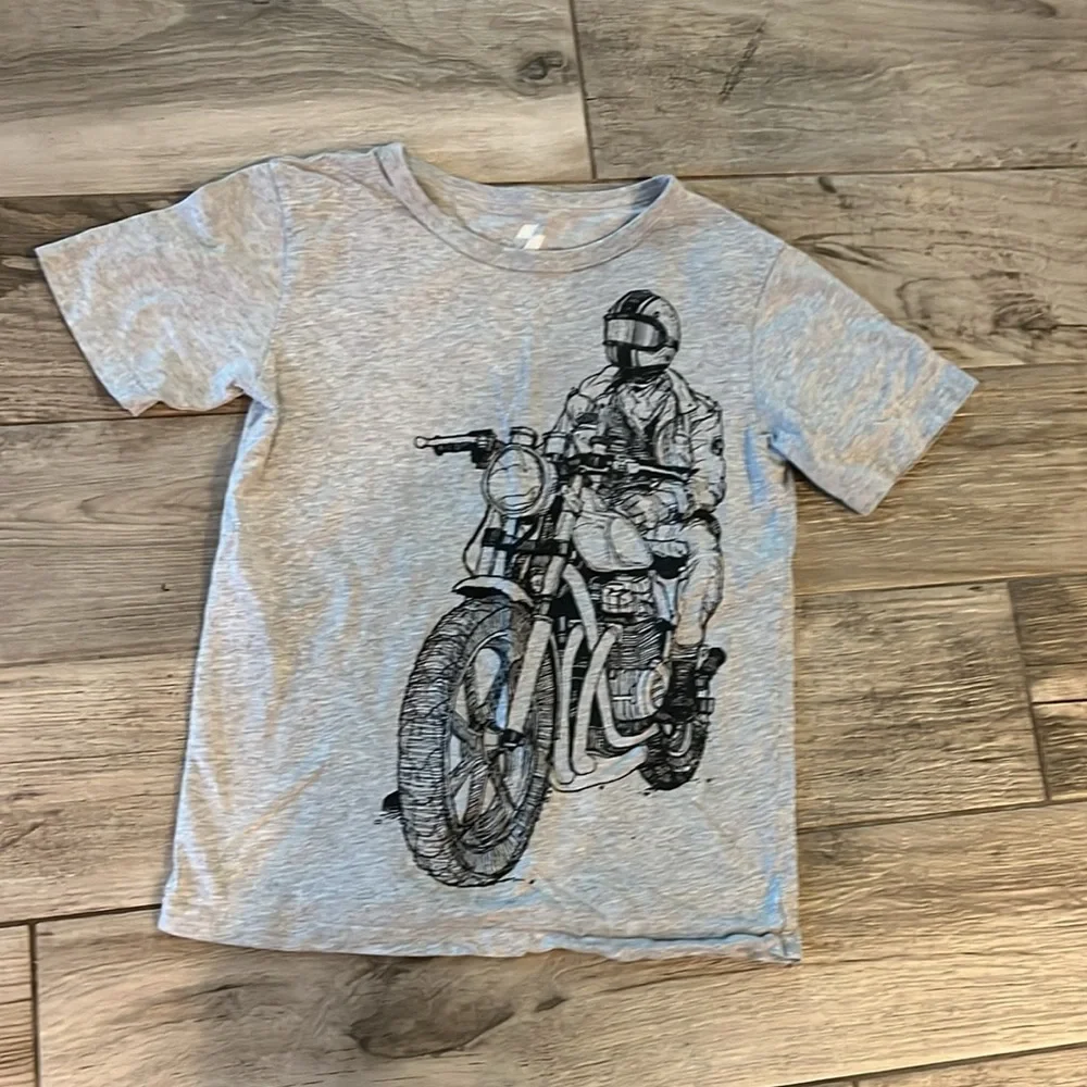 EUC bundle of 2 graphic t shirts. Sz 7